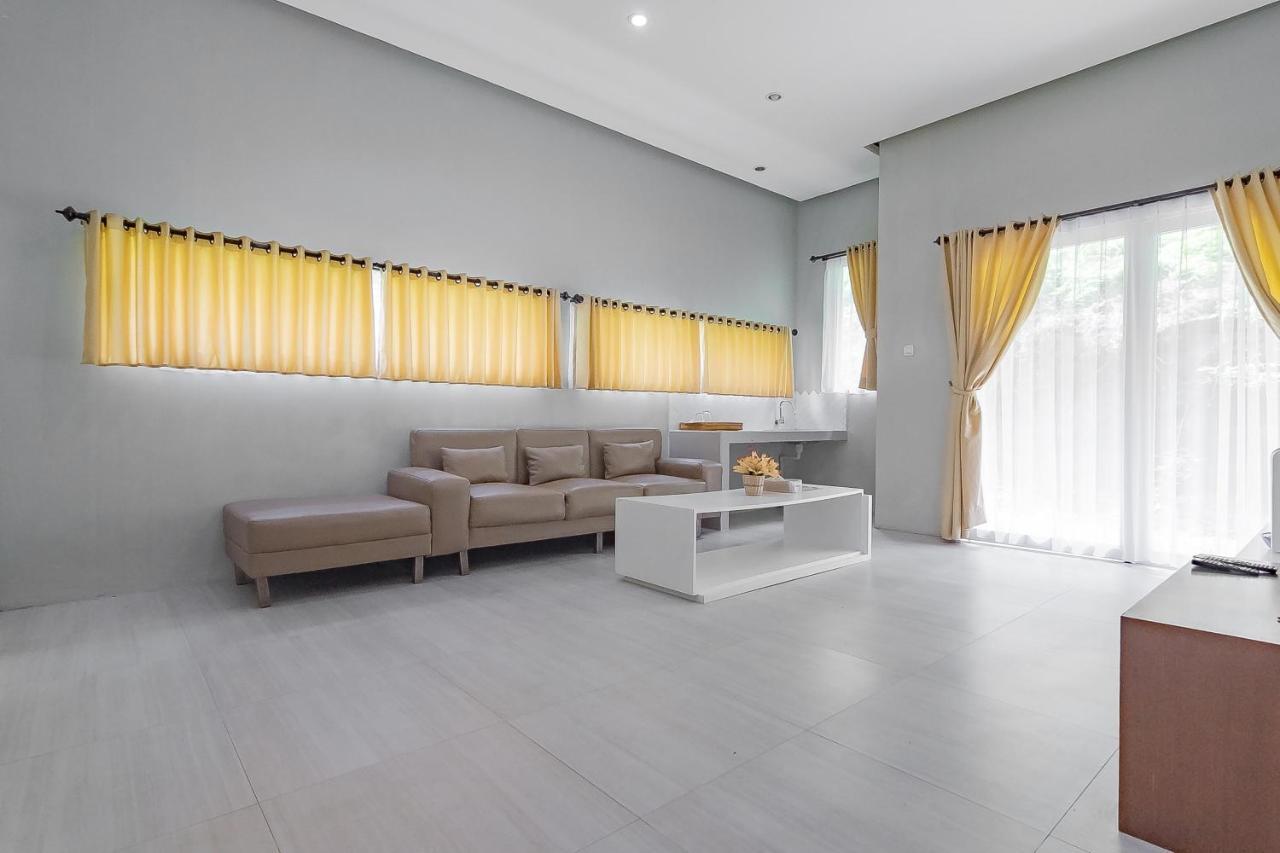 Reddoorz Resort Syariah Near D'Castello Ciater Subang Exterior photo