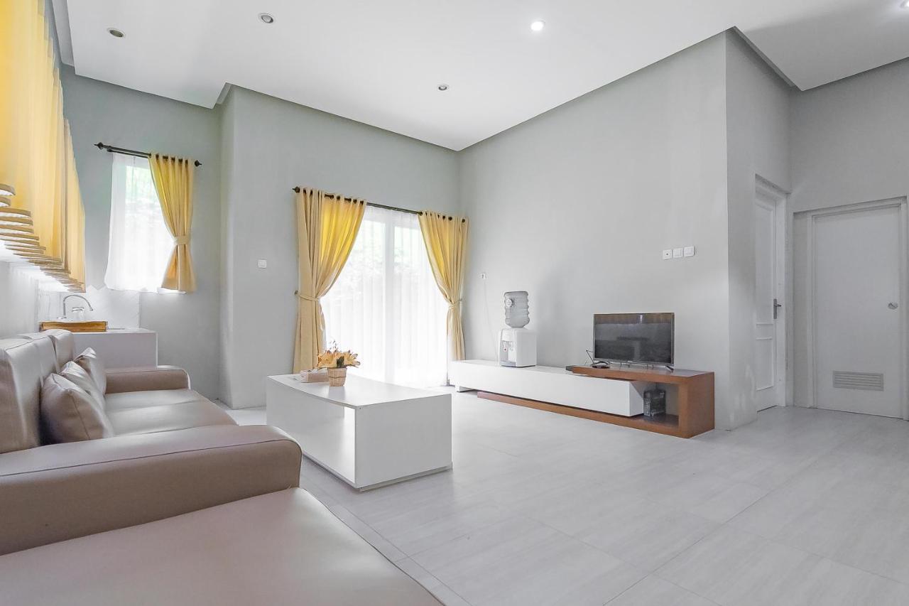 Reddoorz Resort Syariah Near D'Castello Ciater Subang Exterior photo
